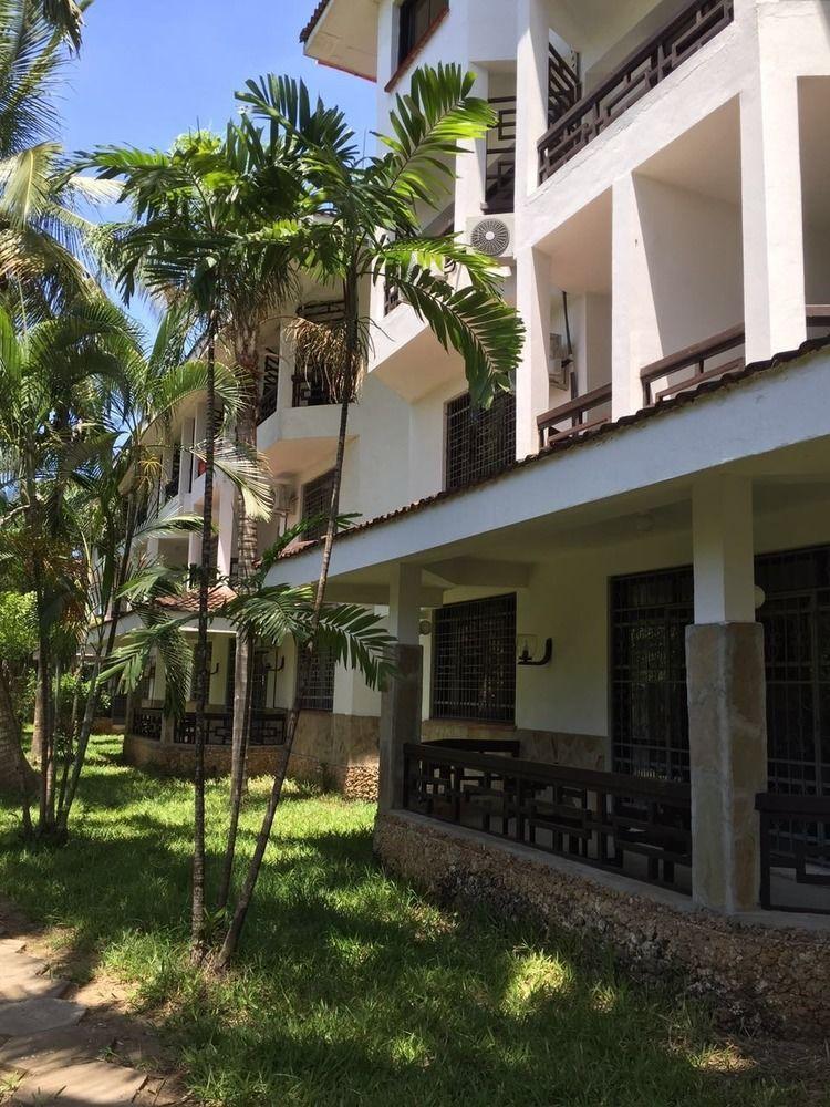 Baobab Holiday Resort Bamburi Exteriör bild